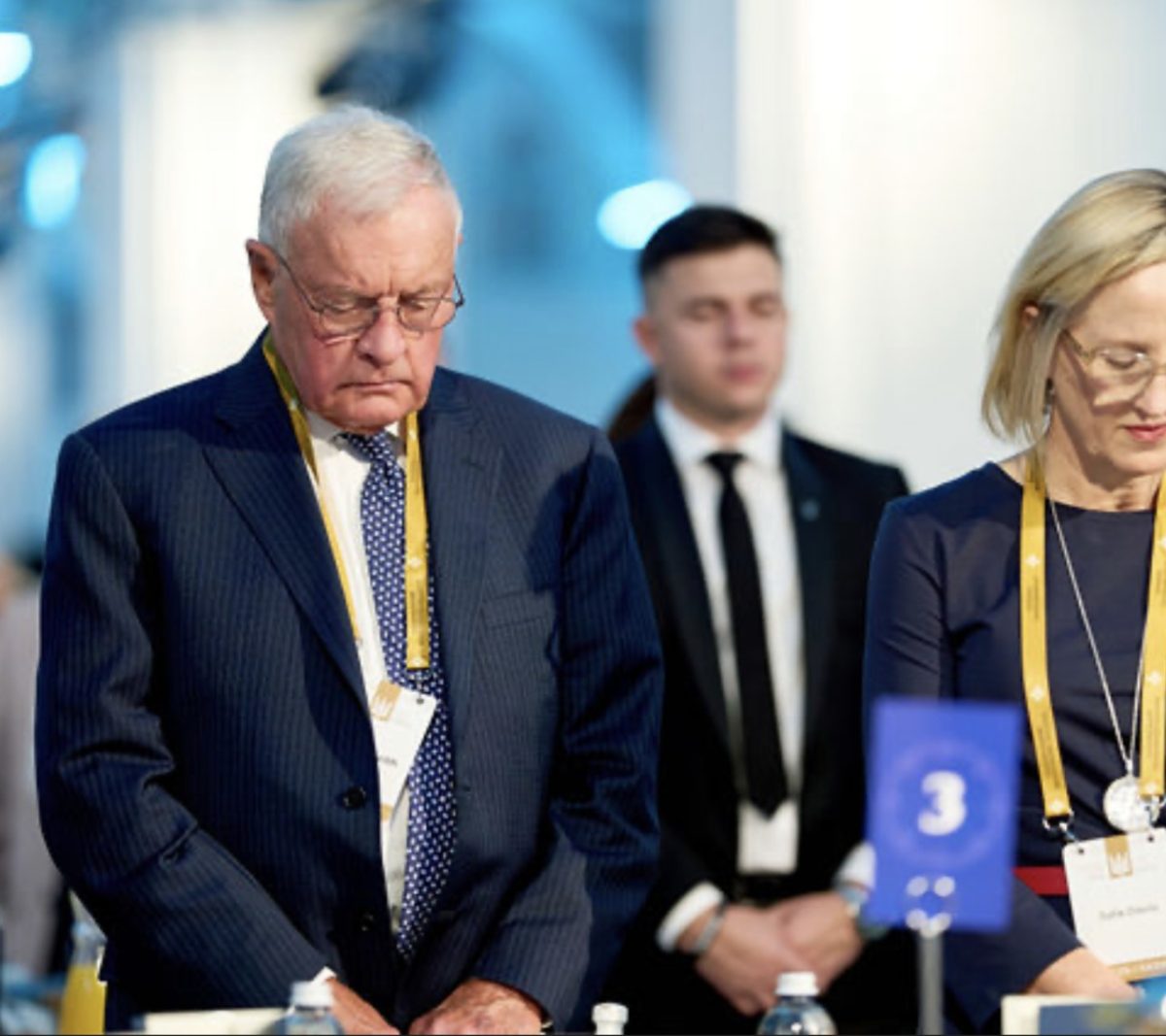 Yhdysvaltain Ukrainan erityislähettiläs Keith Kellogg Kiovassa Kansallisella rukousaamiaisella. Kellogg puheessaan siteerasi raamatusta Psalmien kirjaa ja muistutti rukouksen merkityksestä ja Jumalan teoista Israelin kansan historiassa. Erityislähettiläs Keith Kellogg myös muistutti:”Ihmiset unohtavat tämän sodan pituuden. Olemme käyneet tätä sotaa neljä vuotta. Se on Euroopan suurin sota sitten toisen maailmansodan. Ja uhrien määrä on valtava. Joten ajattelet tätä kuolemaa ja tuhoa, ja siksi ne, jotka palvelivat armeijassa ja näkivät sen aiheuttamat vahingot, haluavat lopettaa tämän. Toivon, että saamme tämän kauhistuttavan sodan päätökseen... Ja toivon, että vuoden kuluttua, Ukrainan 35. itsenäisyyspäivänä, Ukraina on erilainen paikka.”