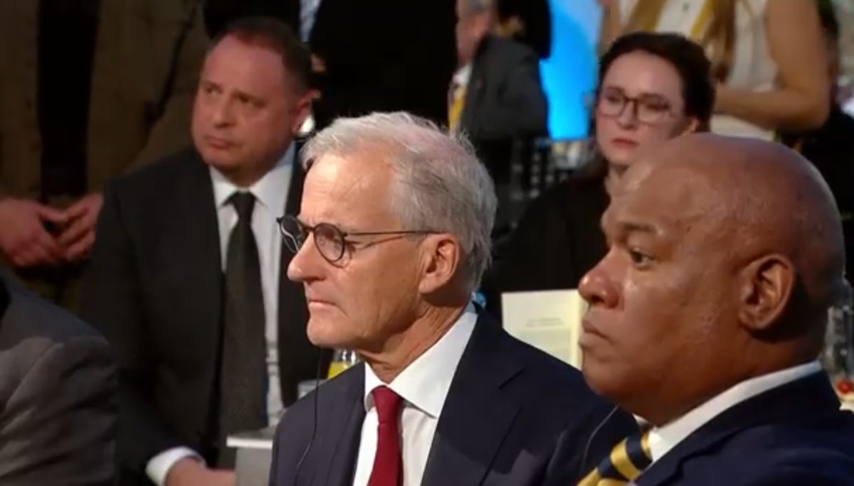 Rukousaamiaisella puhunut Norjan pääministeri Jonas Gahr Støre kertoi, että Norja lisää vuoden 2025 sotilaallista apua Ukrainalle. Vuodelle 2025 avustus yli kaksinkertaistetaan ja nousee 7,8 miljardiin dollariin, USD. Kuvassa etualalla Mark Burns, presidentti Donald Trumpin hengellinen neuvonantaja. Pääministerin taustalla Ukrainan presidentinkanslian päällikkö Andri Jermak