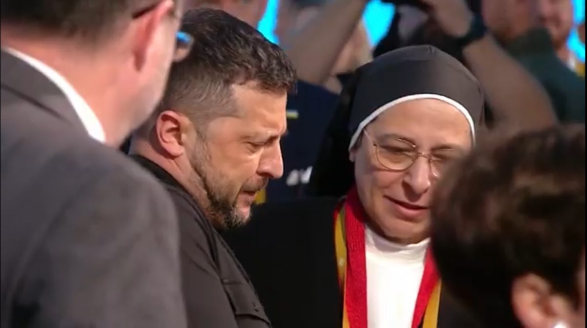 Presidentti Zelenskyin vasemmalla puolella: maailman baptistiliiton pääsihteeri Elijah Brown.