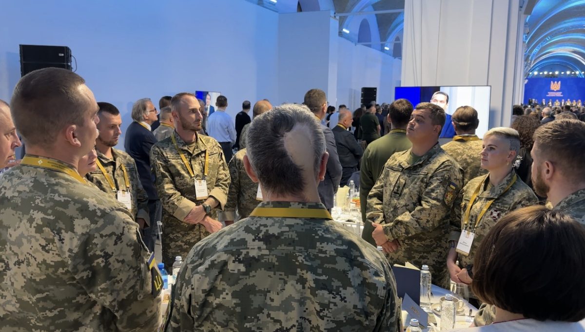 Kansallisella rukousaamiaisen kutsuvieraisiin kuului sekä sotilaita että sotilaspastoreita. Usean sotilaan kehossa oli merkit rintamalla vietetystä ajasta ja osallistumisesta taisteluihin.