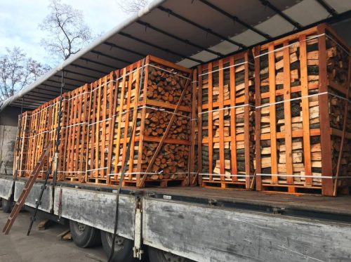 Toimitamme rekoittain puukuormia alueille, missä metsää on niukasti.