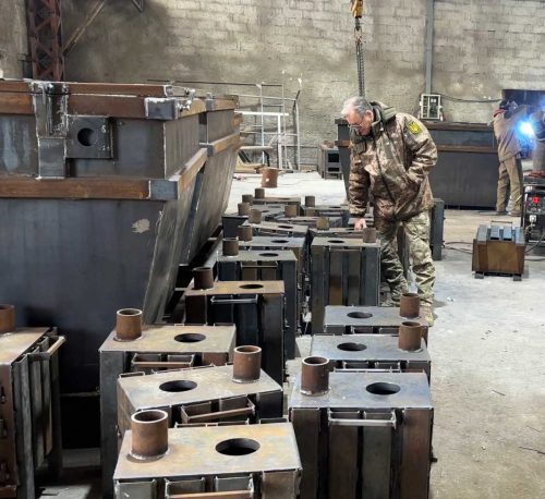 Ukrainahätä - Zaporižžjan tehtaalla kevät talvella 2025. Kamiinoja valmistuu noin 500 kpl kuukaudessa per toimitipiste.