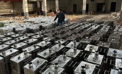 Ukrainanhätä.fi:n toiminnanjohtaja tarkastamassa erän kamiinoja Kiovan tehtaalla. Vuosina 2023-2025 kamiinoja on valmistettu yli 12 000 kpl.