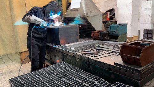 Kamiinoja työn alla Kiovan tehtaalla. 