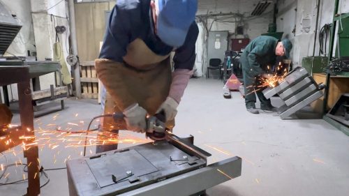 Kamiinoiden tekoa Kiovan toimipisteessä joulukuussa 2025.