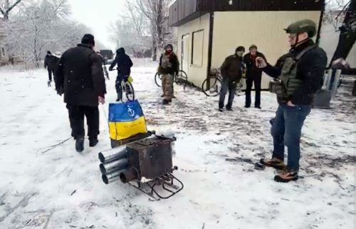 Huliai Polen rintamakylän asukkaille jaettiin sekä polttopuita että kamiinoja. Kamiinat kuljetettiin kotiin pulkalla, polkupyörällä ja mopolla.