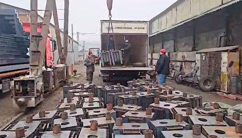 Erä kamiinoja Zaporižžjan tehtaalla syksyllä 2025. Kamiinoja on valmistettu yhteensä yli 12 000 kpl. Korsuissa tarvitaan kamiinan lämpöä ja ruoanlaitto mahdollisuutta. Korsussa saattaa olla jopa 10-20 isää.