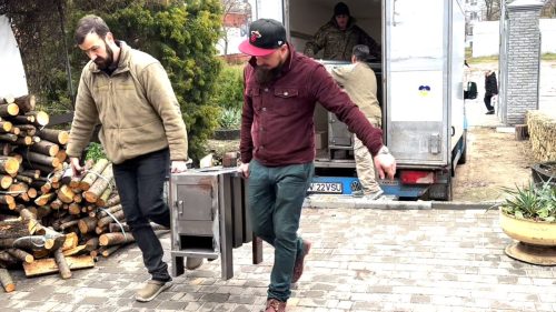 Miehet-kantaa-kamiinaa