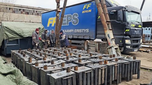 Rekka noutamassa kamiinoja tehtaalta. Kamiinat toimitettiin Zaporižžjan alueen rintamakyliin.