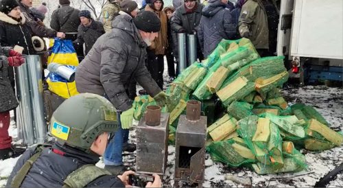 Huliai Polen rintamakylän asukkaille jaettiin sekä polttopuita että kamiinoja.