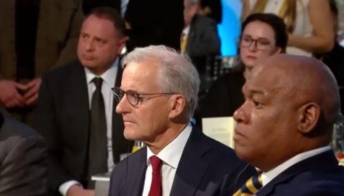 Rukousaamiaisella puhunut Norjan pääministeri Jonas Gahr Støre kertoi, että Norja lisää vuoden 2025 sotilaallista apua Ukrainalle. Vuodelle 2025 avustus yli kaksinkertaistetaan ja nousee 7,8 miljardiin dollariin, USD. Kuvassa etualalla Mark Burns, presidentti Donald Trumpin hengellinen neuvonantaja. Pääministerin taustalla Ukrainan presidentinkanslian päällikkö Andri Jermak