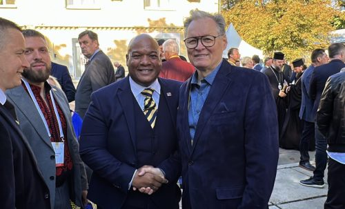 Yhdysvaltain presidentti Donald Trumpin hengellisenä neuvonantajana ja Ukrainan vankkana tukijana tunnettu amerikkalainen pastori Mark Burns oli yhtenä pääpuhujana rukousaamiaisella.