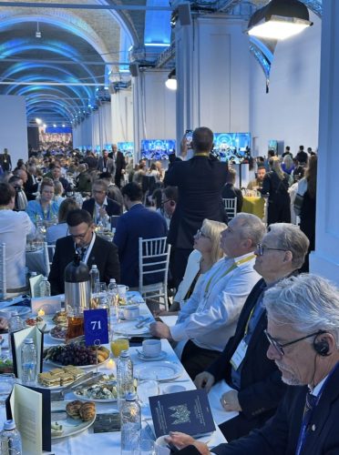 Kansallisella rukousaamiaisella. Tapahtuman sali oli viimeisen päälle sommiteltu.1 200 kutsuvierasta pääsi seuraamaan puhujalavan puhujia saliin sijoitettujen näyttöjen avulla.