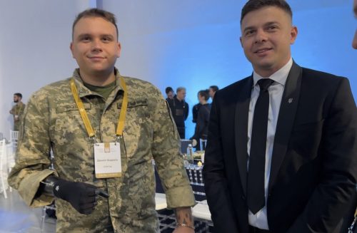 UNOHTUMATON KÄDENPURISTUS!Sotamies Daniel Hodykin (28 v.) oli menettänyt oikean kätensä Bahmutin taisteluissa. Hän sai apua yhdysvaltalaisessa sotilassairaalassa, missä hänelle asennettiin robottikäsi ja koulutuksen sen käyttöön. Liikutuin kun hän ojensi oikean kätensä ja hellävaroen sulki otteeseensa oman käteni. En unohda tuota hetkeä koskaan. Kuvassa: oikealla puolella Danielin vanhempi veli.