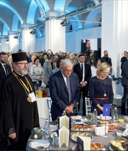 Yhdysvaltain Ukrainan-erityislähettiläs Keith Kellogg saapui Ukrainan pääkaupunkiin Kiovaan Kansalliselle rukousaamiaiselle. Tilaisuuden alkuun kuului rukous.